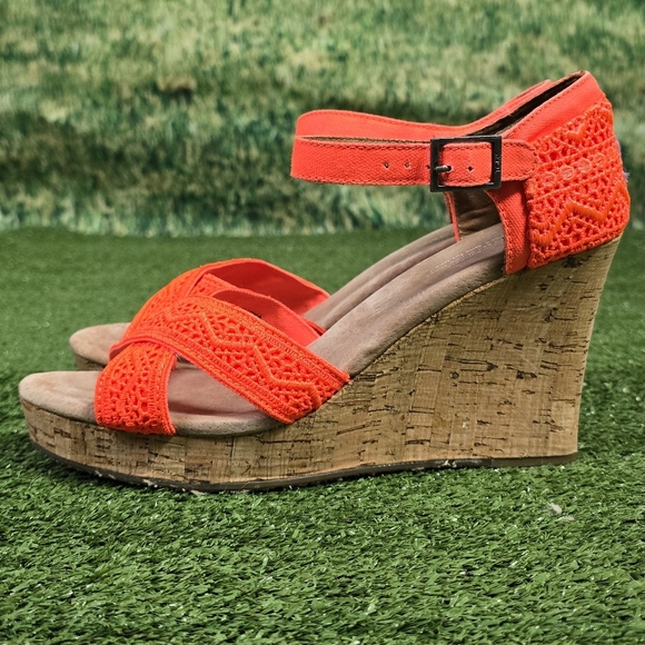 TOMS | NEON CROCHETED CROSS STRAP CORK WEDGE SANDALS - Picture 4 of 16